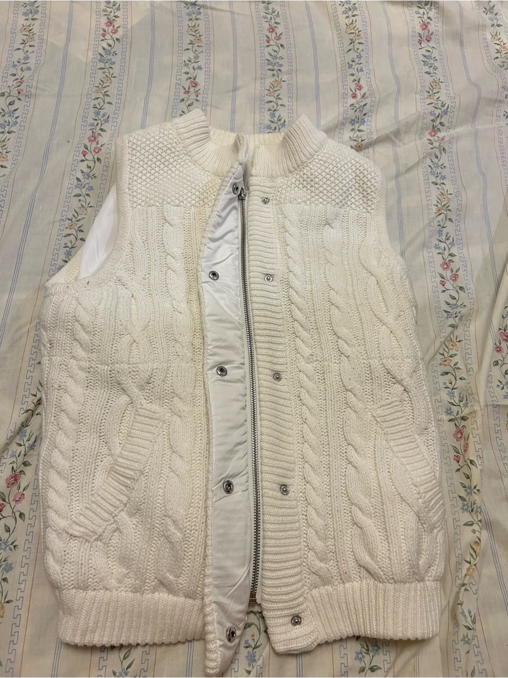 Cable knit sweater vest with zipper